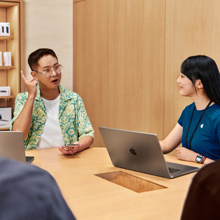 Bird’s-eye view of a business training at an Apple Store.