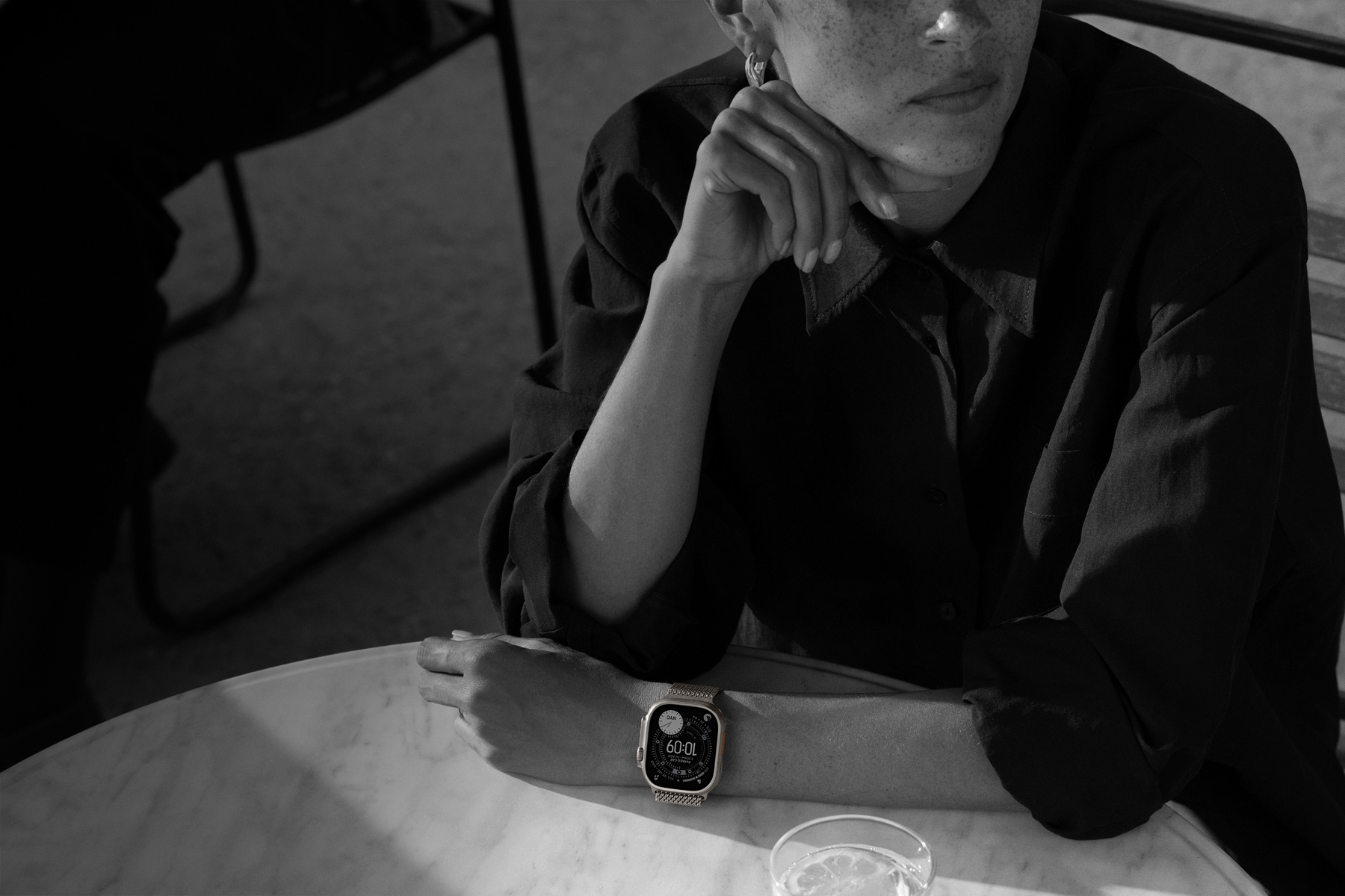 Osoba nosząca Apple Watch Ultra 3 na kolacji w restauracji