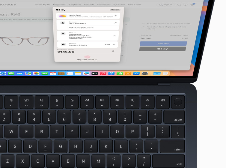 MacBook Air, na którym widać, jak za pomocą Touch ID osoba autoryzuje płatność za zakupy online