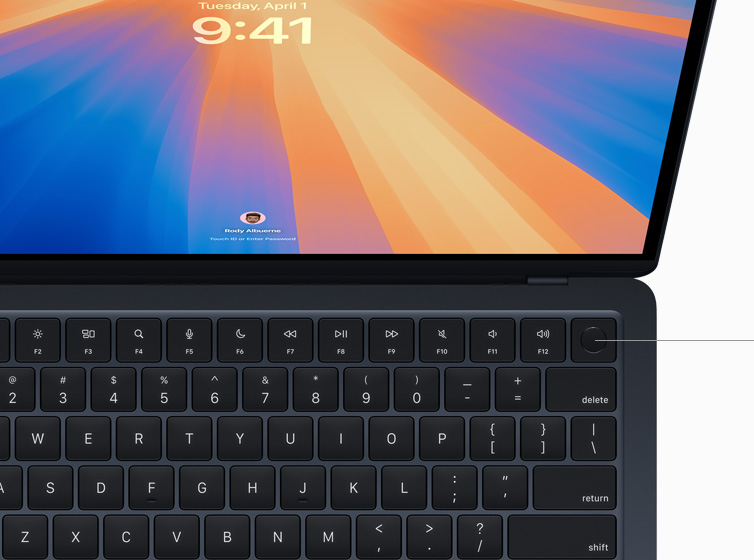 MacBook Air prezintă un utilizator care autorizează o plată pentru cumpărături online folosind Touch ID