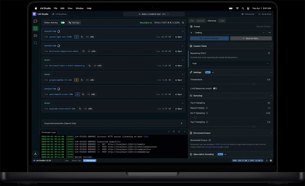 Obrazovka MacBooku Pro zobrazujúca softvér LM Studio