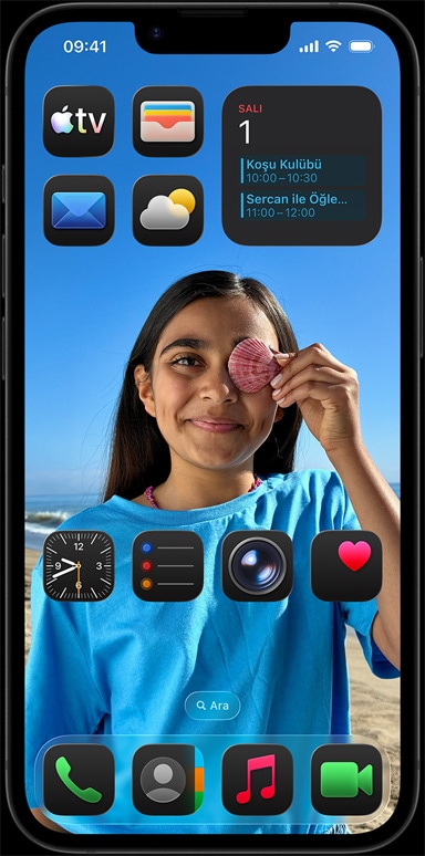 Apple mail, WhatsApp, Safari, Apple harita, Apple Music, fotoğraflar, notlar ve ev gibi uygulamalarla çevrili bir iPhone 16e