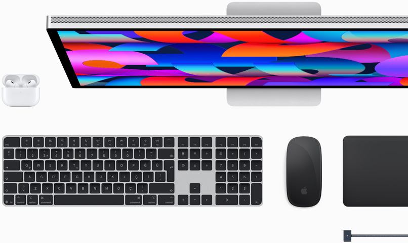 Mac aksesuarları: AirPods, Studio Display, Magic Keyboard, Magic Trackpad, Gece Yarısı rengi MagSafe şarj kablosu