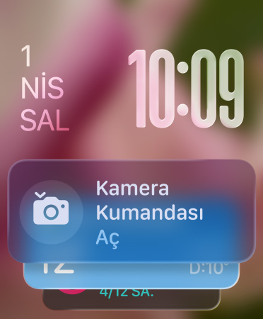 Ekranın alt kısmında Kamera Kumandası araç takımı, sağ üstte yarı saydam saat rakamları, sol üstte tarih görünüyor