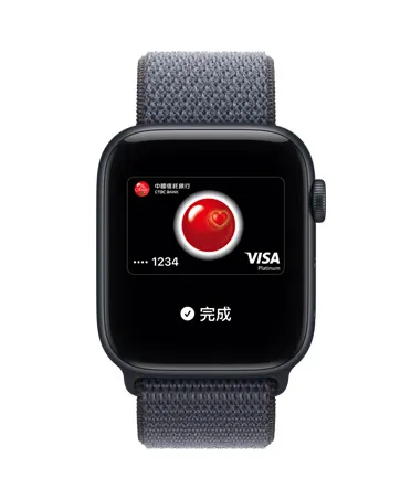 Apple Watch SE 3，展示午夜色鋁金屬錶殼，搭配錨藍色運動型錶環，螢幕顯示 Apple 錢包中的 Apple Pay，機身右側展示數位錶冠