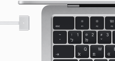 銀色 MacBook Air 搭配顏色相襯的 MagSafe 連接線