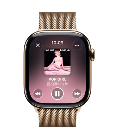 以金色鈦金屬打造的 Apple Watch，搭配米蘭式錶環，錶面顯示 Apple Music 播放畫面，控制項目則以 Liquid Glass 的半透明風格呈現