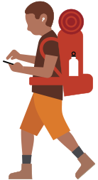 Une personne portant un sac à dos de randonnée et un appareil auditif regarde l’iPhone qu’elle tient dans la main