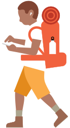 Doğa yürüyüşü yapan sırt çantalı ve işitme cihazı takan biri, elindeki iPhone’a bakıyor