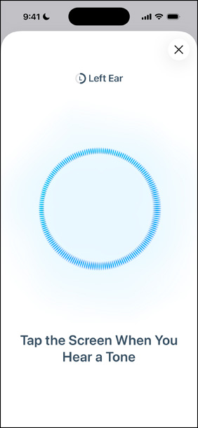 iPhone, der viser en igangværende høreprøve ved siden af AirPods Pro 3