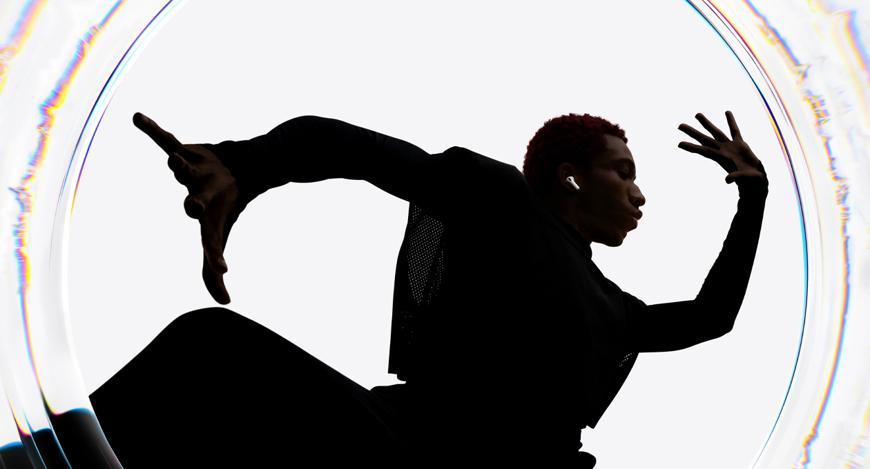 AirPods Pro 3 kõrvaklappe kandev tantsija liigub rütmi järgi, käed laiali sirutatud