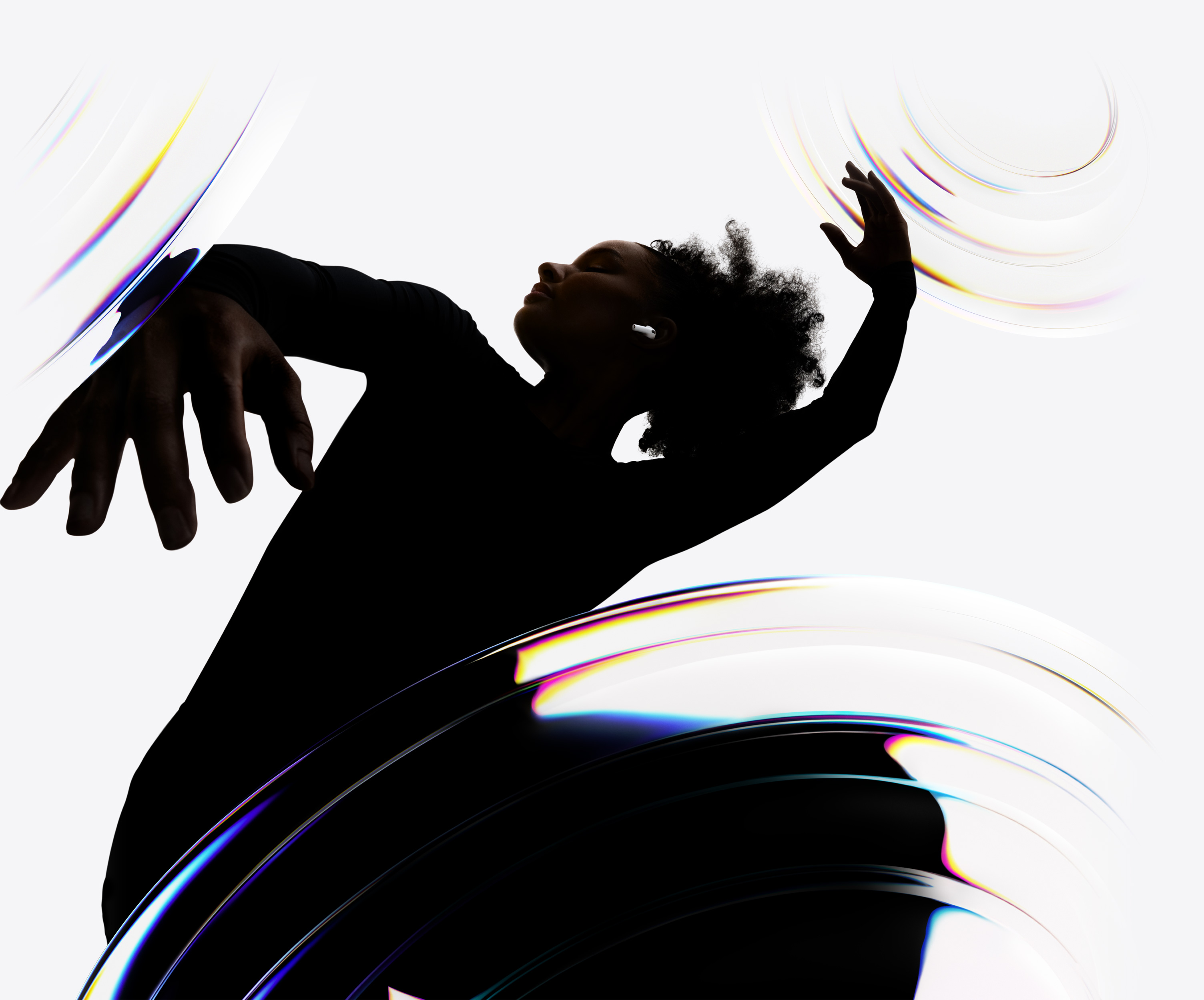 AirPods Pro 3 kõrvaklapid tantsija kõrvas, kui ta naudib käed-vabad kuulmiselamust