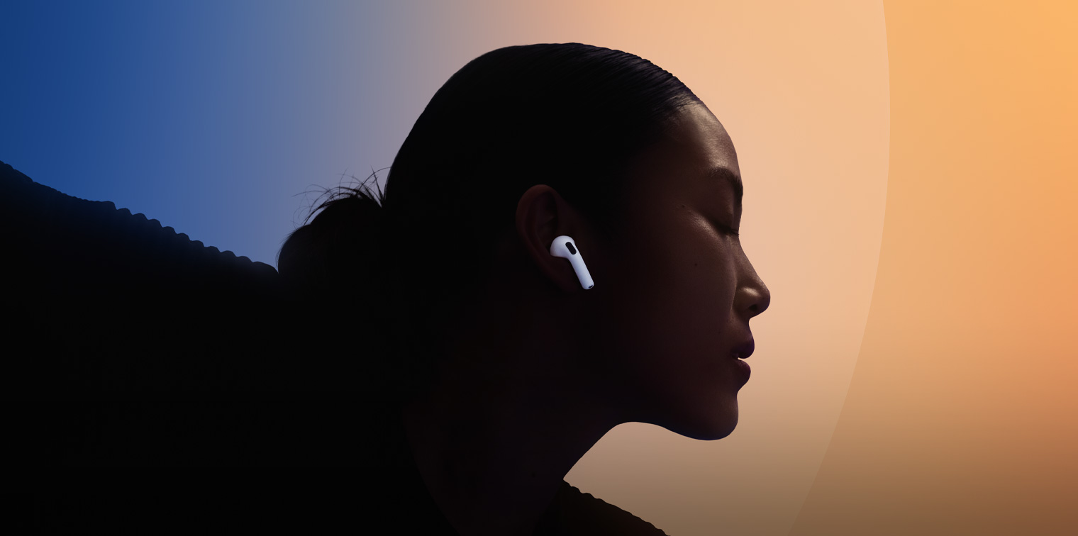 Une personne danse en portant des AirPods 4
