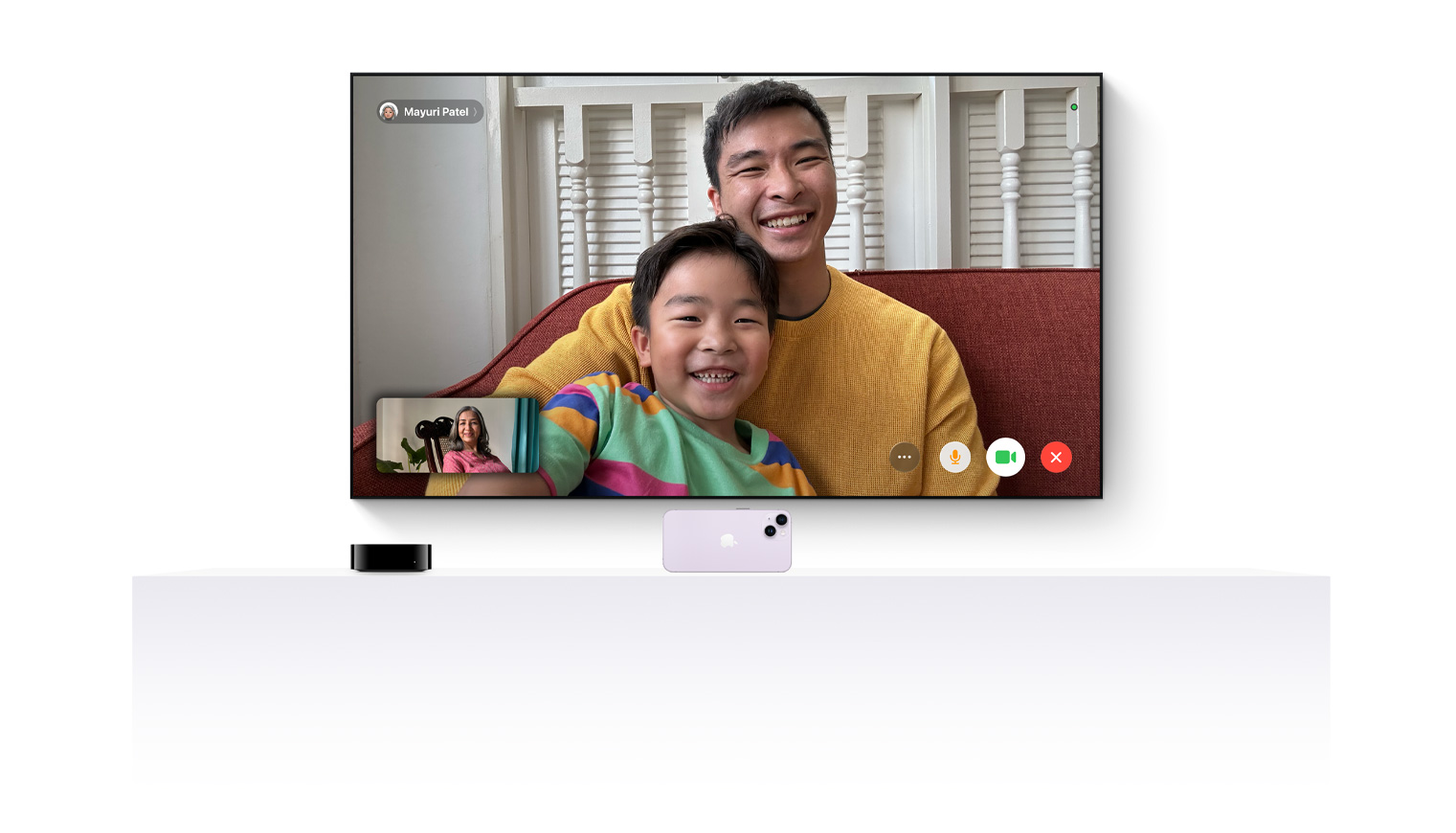 Une Apple TV 4K et un iPhone fonctionnant ensemble pour afficher FaceTime sur un téléviseur à écran plat
