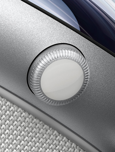 لقطة جانبية مقرّبة لجهاز Apple Vision Pro تعرض التاج الرقمي