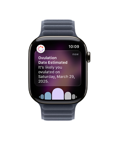 Apple Watch Series 11 med urkasse av naturlig titan, varsling om anslått dato for eggløsning fra Syklus i Helse-appen, Digital Crown, Magnetic Link i marine