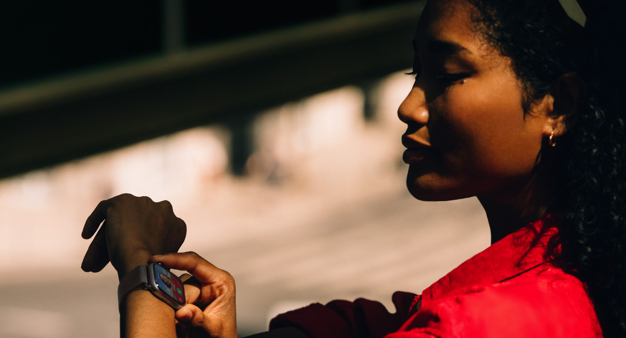 Eine Person liest Textnachrichten in Nachrichten auf der Apple Watch Series 11