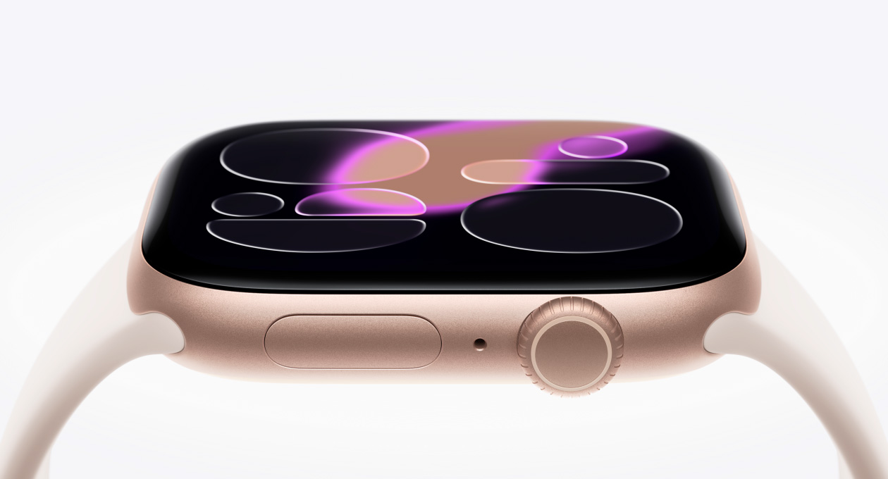 Apple Watch Series 11, Farbe Roségold, Aluminiumgehäuse, rechte Seitenansicht, Display aus gehärtetem Ion‑X Glas schwebt über der Watch, Digital Crown, Mikrofon, Seitentaste, konvexer Sensor am Gehäuseboden, Sportarmband, Farbe Blassrosa