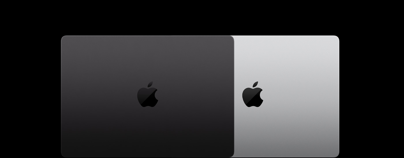 Widok z góry na dwa zamknięte laptopy Mac, jeden na drugim.