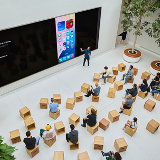 Vue en plongée d’une séance de formation en affaires à l’Apple Store.