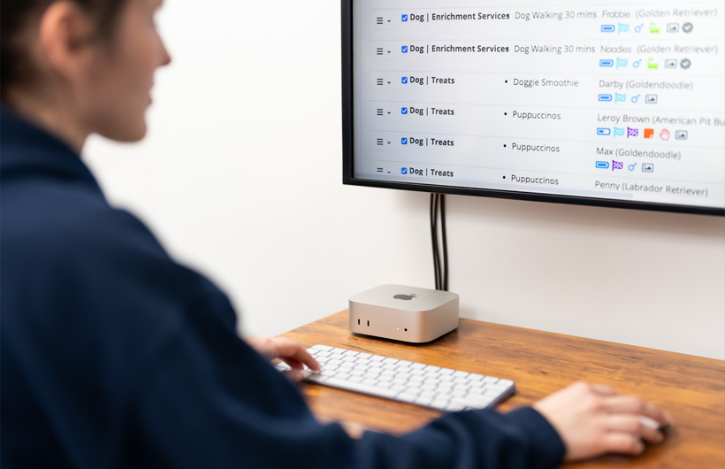 Mit dem Mac mini ist es einfach, sich anzumelden und anstehende Aufgaben anzuzeigen.