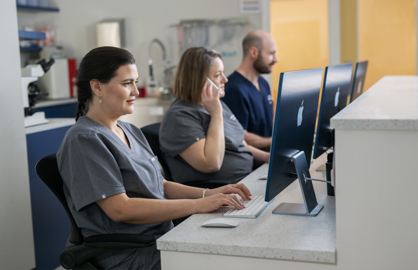 La iMac permite que los equipos accedan con facilidad a los registros de los pacientes.