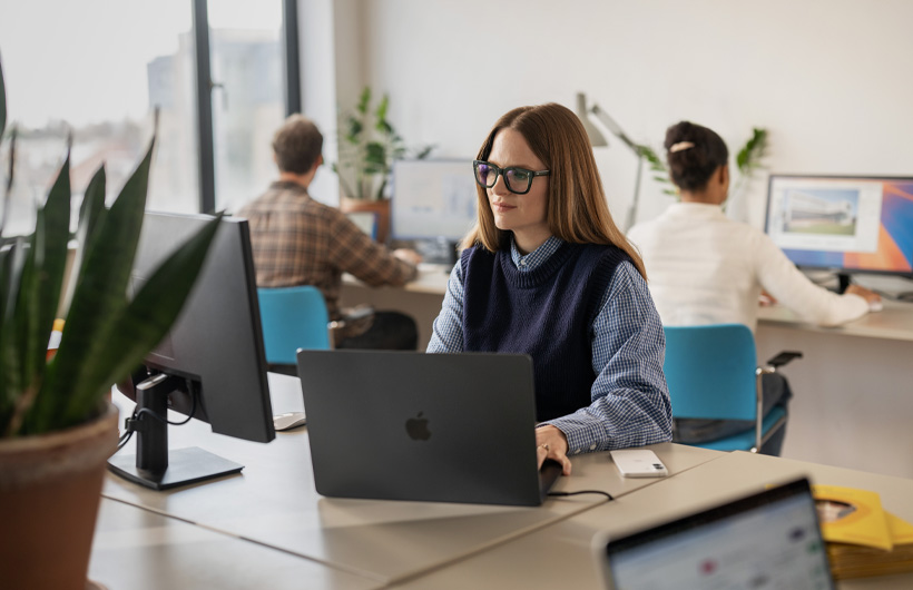 El equipo de marketing de Hello Vet usa la MacBook Pro para crear y colaborar.