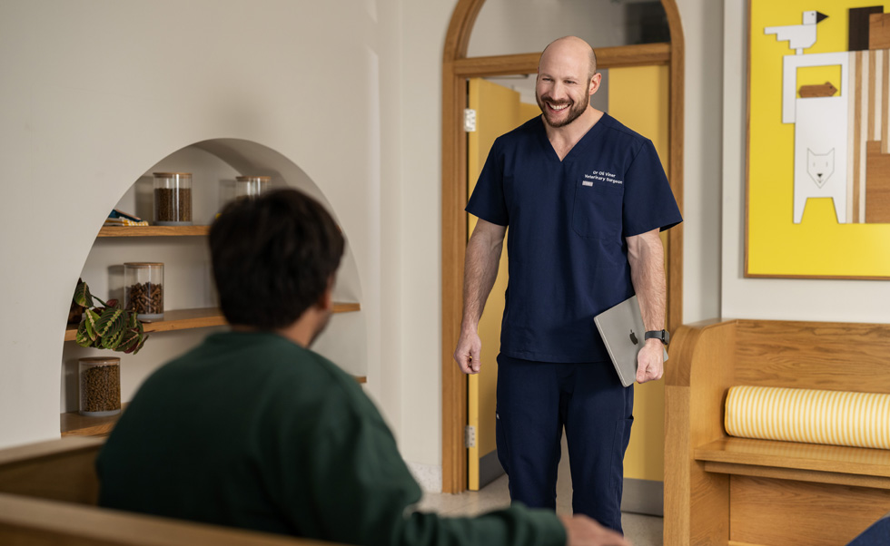 Los veterinarios pueden pasar de un paciente a otro con facilidad gracias a la potencia y al diseño ligero de la MacBook Air.