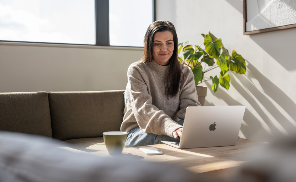 El personal de enfermería da consejos y tranquilidad desde casa con su MacBook Air.