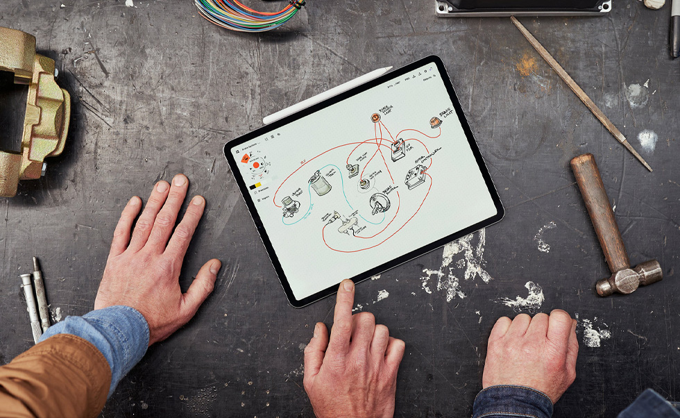 Das Team nutzt das iPhone, das iPad und den Apple Pencil, um Fahrzeuge zu scannen, Moodboards zu erstellen und 3D Modelle zu entwerfen.