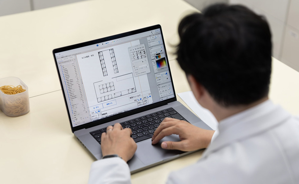 Watanabe erstellte ein eigenes digitales System, mit dem seine Mitarbeiter:innen umfangreiche Bestände von verschreibungspflichtigen Medikamenten verwalten können.