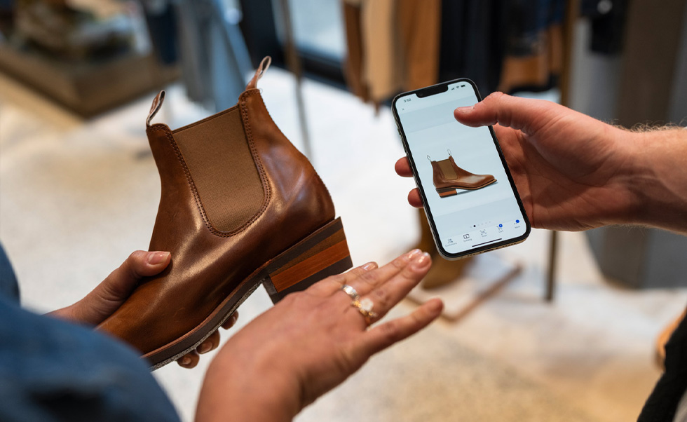 Un empleado consulta la disponibilidad de un producto en la app NewStore para iOS.