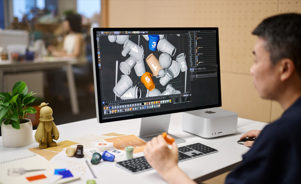 Un diseñador trabaja en una renderización 3D en la Mac.