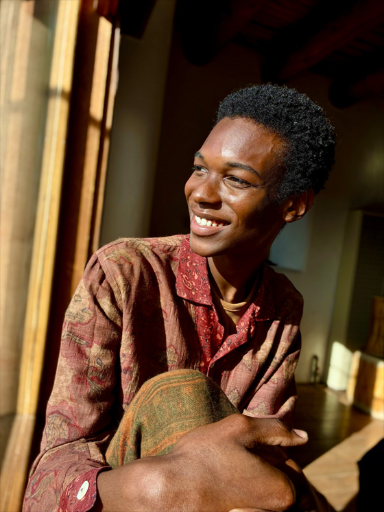 Foto de uma pessoa tirada no modo Retrato.