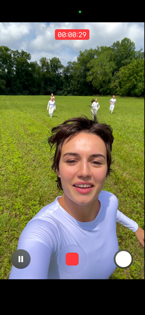 Ecranul iPhone 17 Pro prezintă funcția de filmare video ultra-stabilizată în cadrul unui video cu o persoană care aleargă