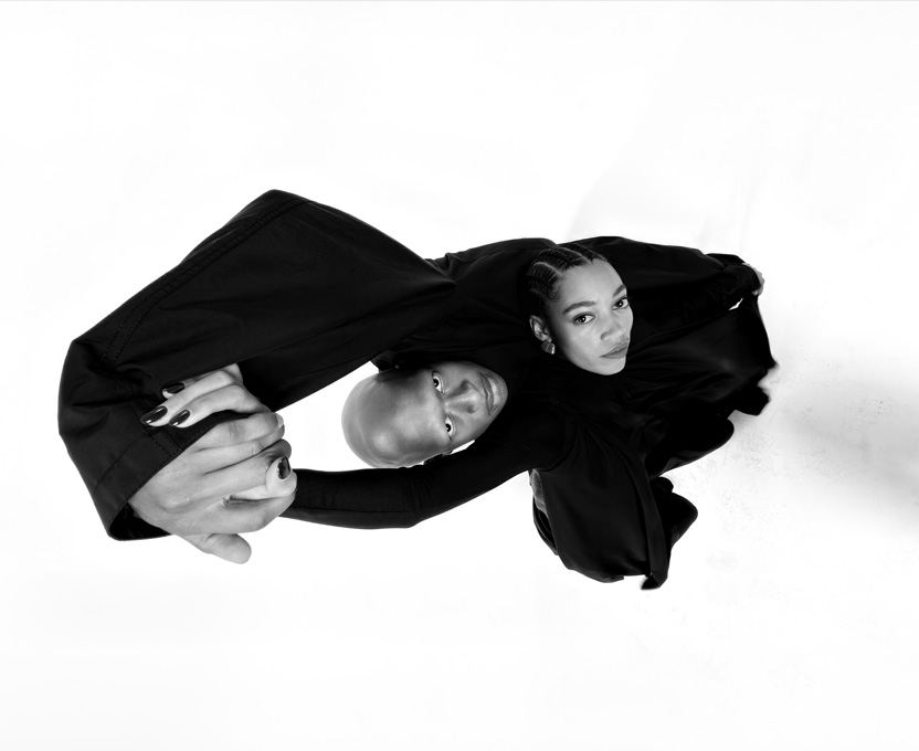 O fotografie alb-negru cu două persoane, realizată cu unghi larg, demonstrând capabilitățile camerei cu unghi ultra larg a modelului iPhone 17 Pro.