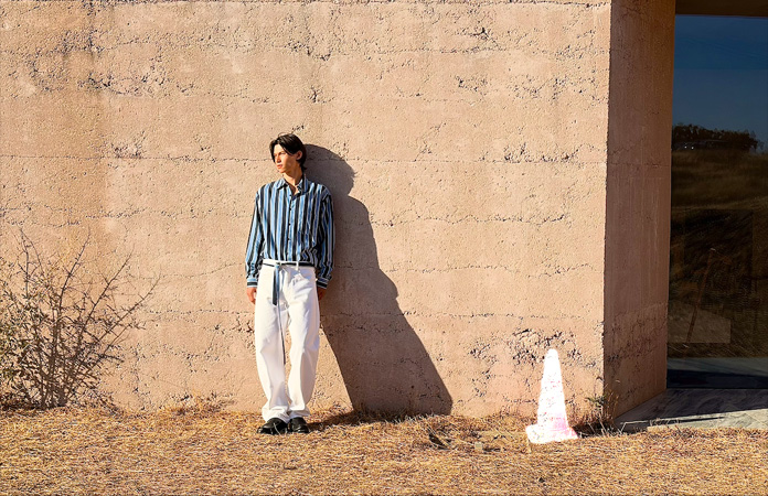 Instrumentul Curățare în utilizare, evidențiind un con de trafic care urmează să fie eliminat dintr-o fotografie