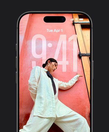 Ecran de blocare iPhone afișând ora adaptată la fotografia de pe Ecranul de blocare