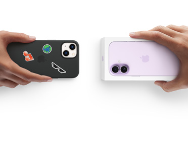 Nebeneinander angeordnet, eine Hand hält ein iPhone 13 im Silikon Case mit Aufklebern auf der Rückseite, Inzahlungnahme mit einer Hand, die einen neuen iPhone Karton für das iPhone 17 hält 