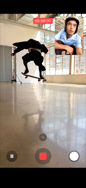 iPhone Air, face avant, fonctionnalité de vidéo double capture en cours d’utilisation avec une personne qui filme à l’avant et à l’arrière en même temps
