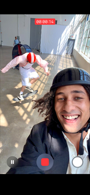 iPhone Air, face avant, fonctionnalité de vidéo ultrastabilisée en cours d’utilisation, en train d’enregistrer d’une vidéo d’action