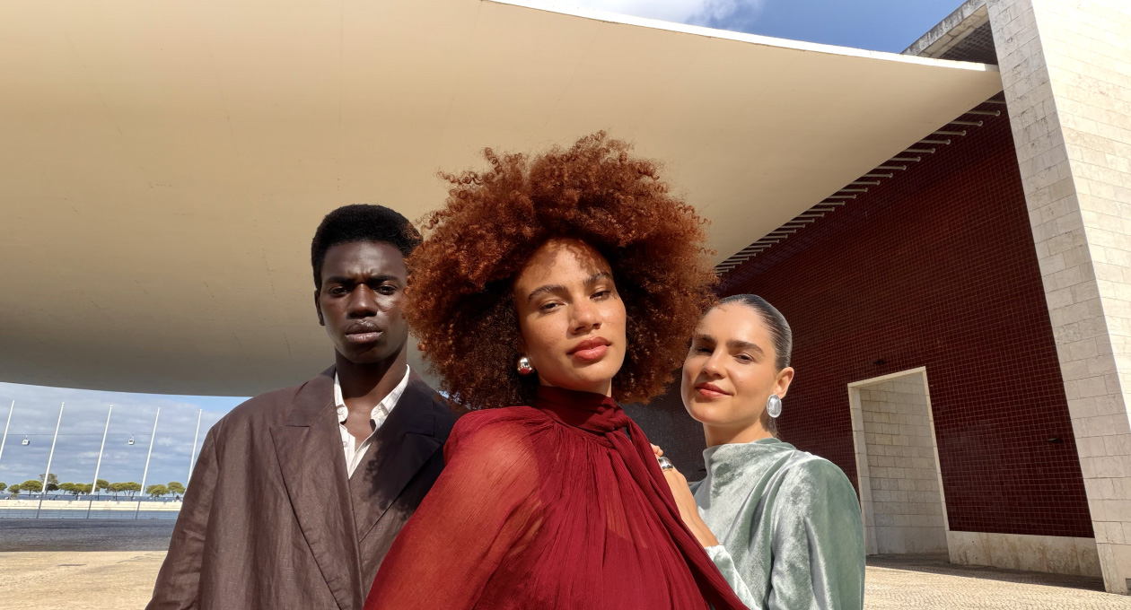 App Appareil photo sur iPhone Air, fonctionnalité Center Stage pour les photos montrant un selfie de trois personnes