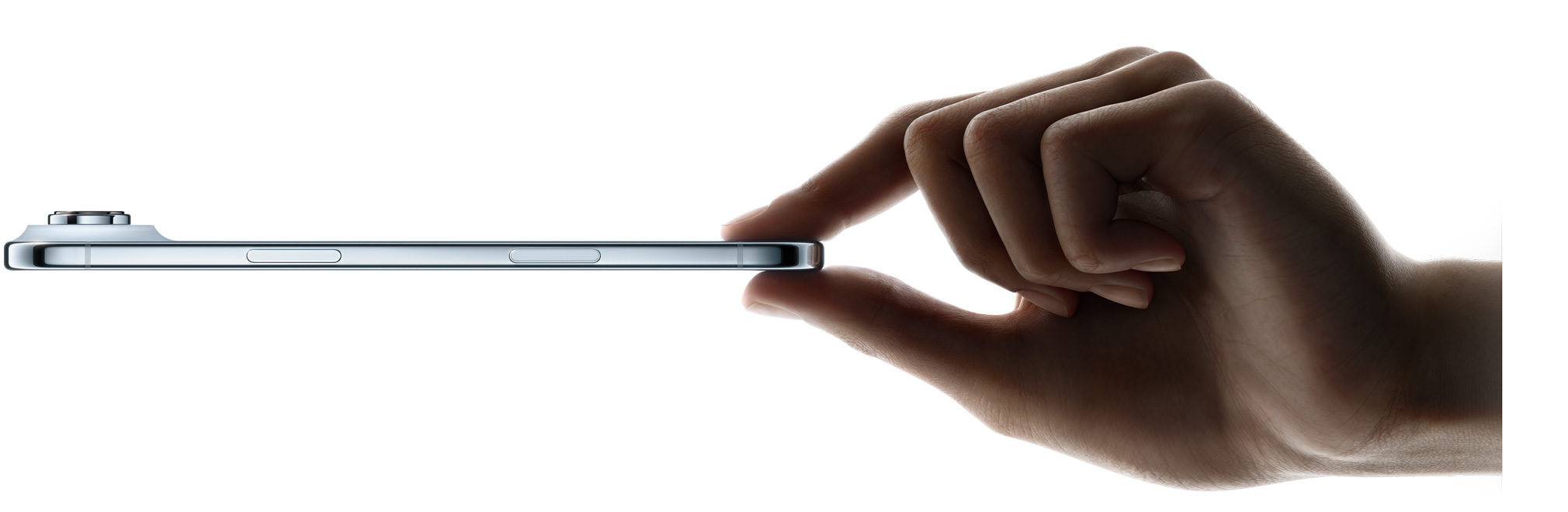 Un pouce et un index tenant un iPhone Air, vue latérale, bleu ciel, profil fin, système caméra Fusion, bouton latéral, bouton Commande de la caméra