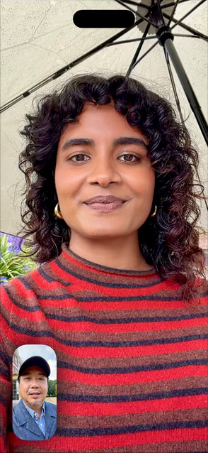 جهاز iPhone Air، الجزء الأمامي الخارجي، ميزة نمط "في الوسط" لمكالمات الفيديو قيد الاستخدام مع شخصين في مكالمة على فيس تايم