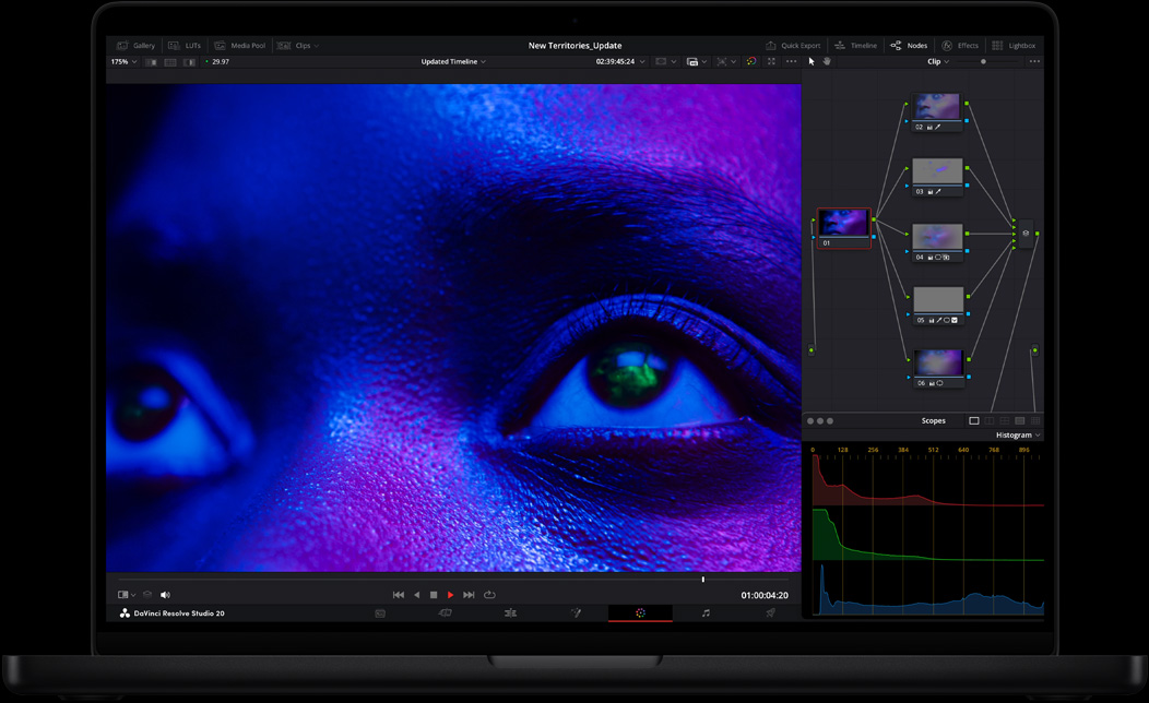 MacBook Pro ekrānā DaVinci Resolve Studio aplikācija tiek izmantota video rediģēšanai