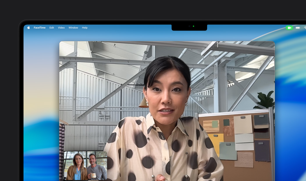 Videozvans MacBook Pro datorā, sieviete zvanā sarunājas ar divām personām, Center Stage gādā, lai viņa būtu kadra centrā