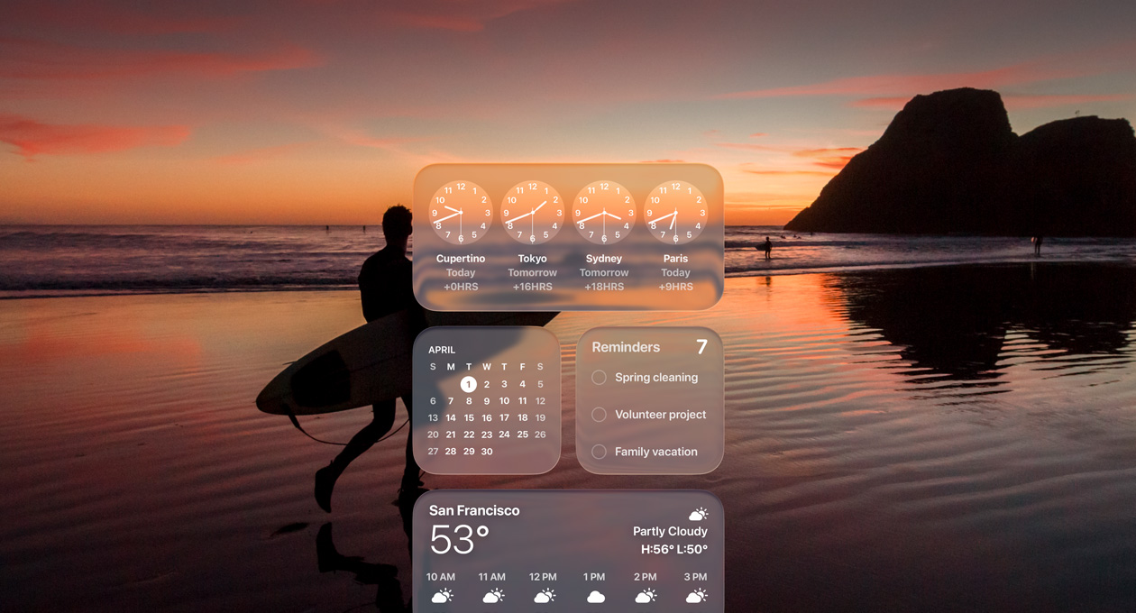 Liquid Glass Clock, Calendar, Reminders un Weather vidžeti macOS Tahoe ekrānā virs ainas, kurā sērfotājs saulrietā iet pa pludmali