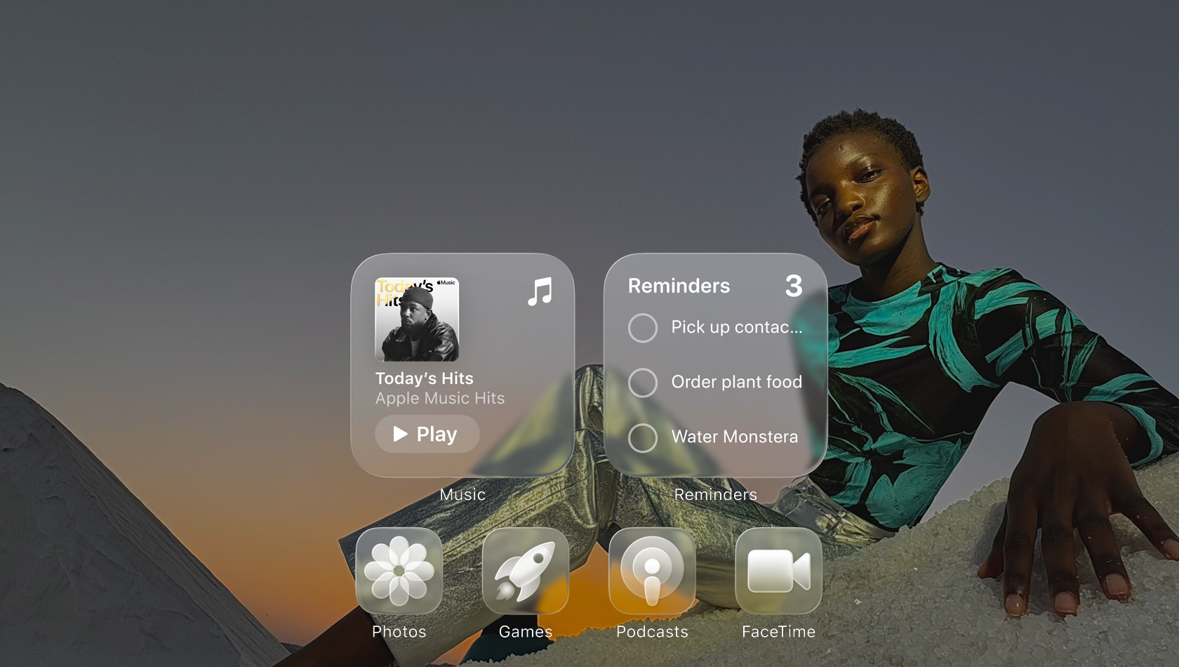 Liquid Glass ‑näyttö, jolla kirkkaat appikuvakkeet, kuten Apple Music, Muistutukset, Kuvat, Pelit, Podcastit ja FaceTime, taittavat valoa taustakuvaa vasten