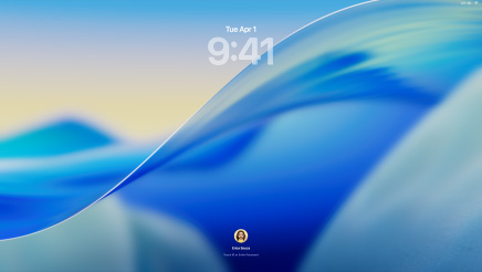 Ba phiên bản máy Mac hướng về phía trước, MacBook Pro 16 inch màu Bạc ở bên trái với ứng dụng Điện Thoại trên màn hình hiển thị các liên hệ gần đây, iMac 24 inch màu Xanh Dương ở giữa với hình nền của macOS Tahoe trên màn hình, MacBook Air 13 inch màu Đêm Xanh Thẳm ở bên phải, màn hình hiển thị tính năng Tìm Kiếm Spotlight trên màn hình chính với phiên bản Liquid Glass của Dock và các tiện ích khác nhau như Lịch, Đồng Hồ và Thời Tiết