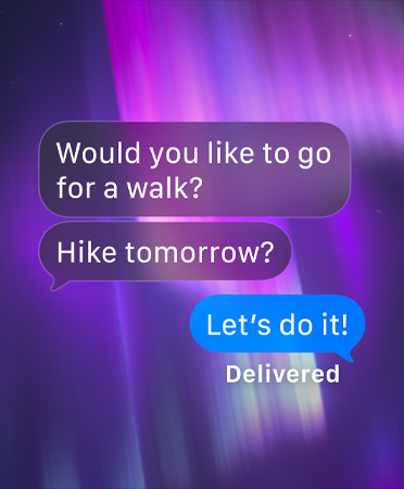 En bild på ett norrsken som bakgrund i en gruppchatt i Meddelanden